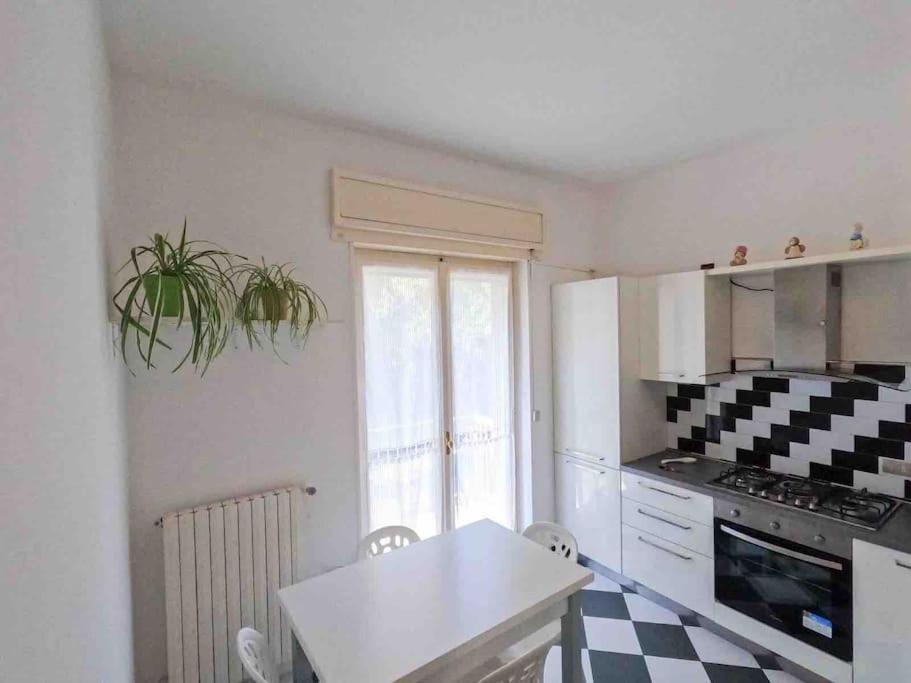 Appartamento Grazioso Con Parcheggio Privato Piacenza Exterior foto