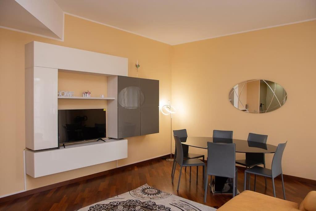 Appartamento Grazioso Con Parcheggio Privato Piacenza Exterior foto